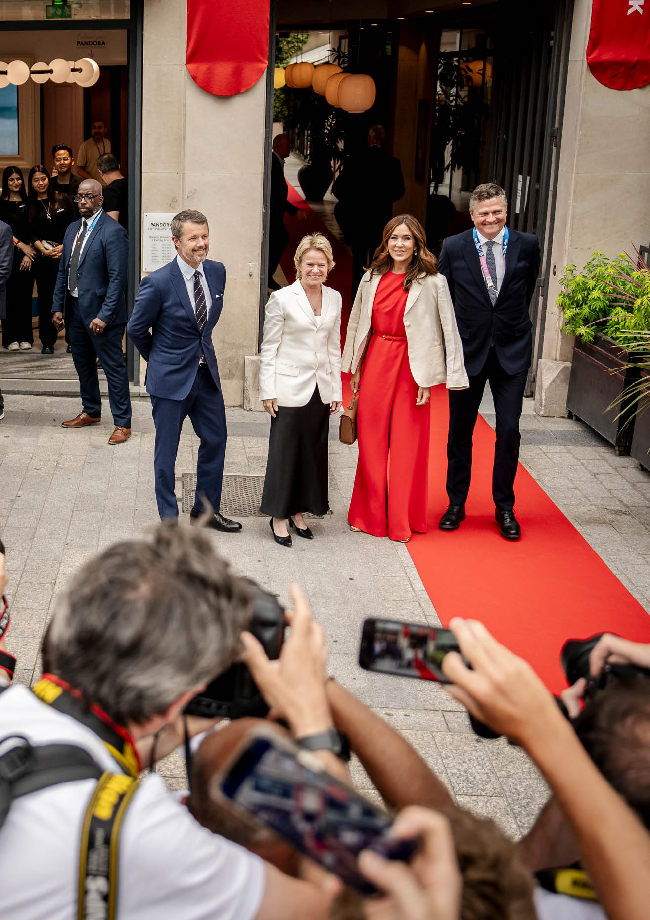 Kong Frederik X og dronning Mary ankommer og modtages af ambassad r p den danske ambassade i Paris, Michael Starb k Christensen, samt CEO for VisitDanmark, Katja Moesgaard, i forbindelse med  bningen af den danske pavillon p  Champs-Elys es i Paris under OL 2024, torsdag den 25. juli 2024.